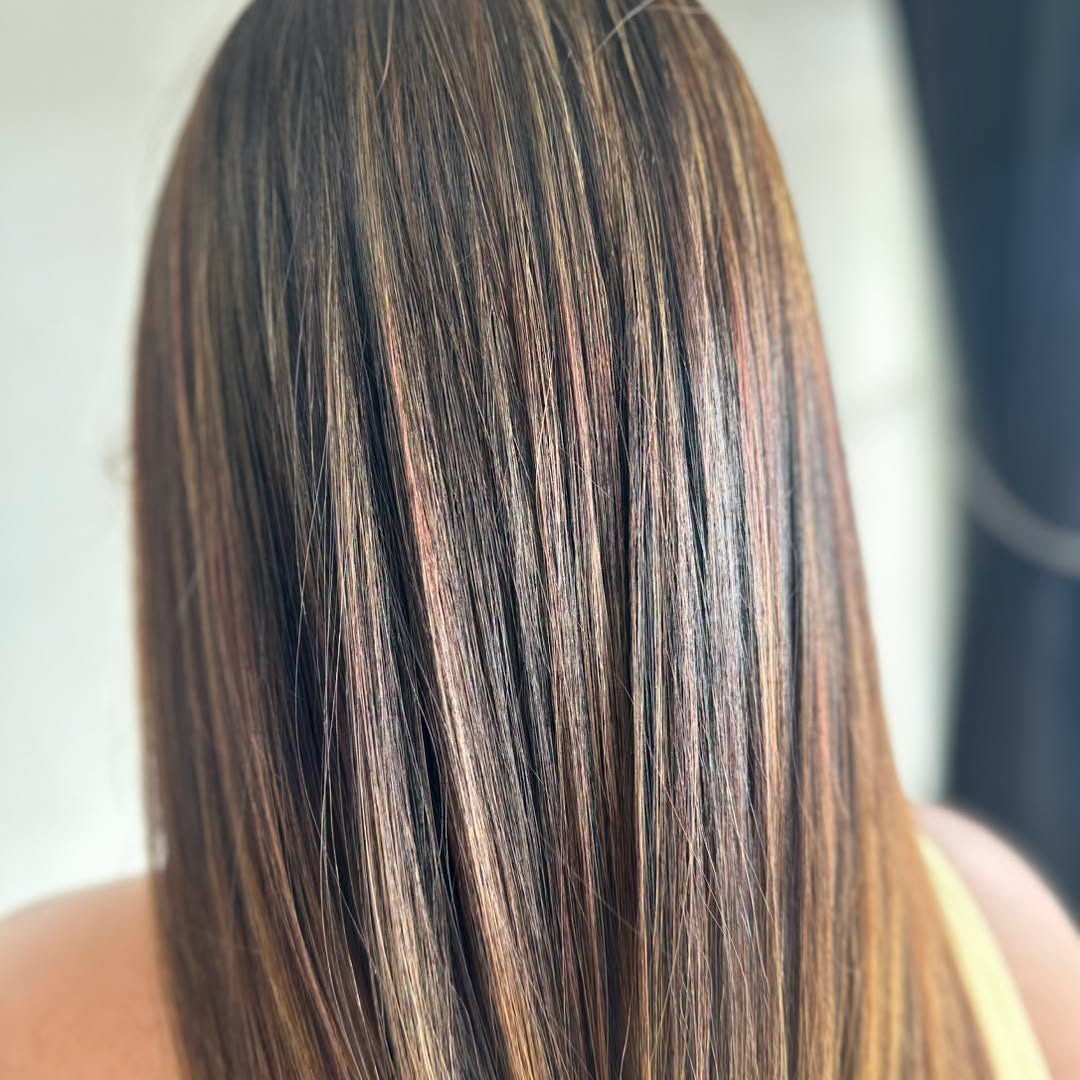 Cheveux bruns lisses avec mèches caramel