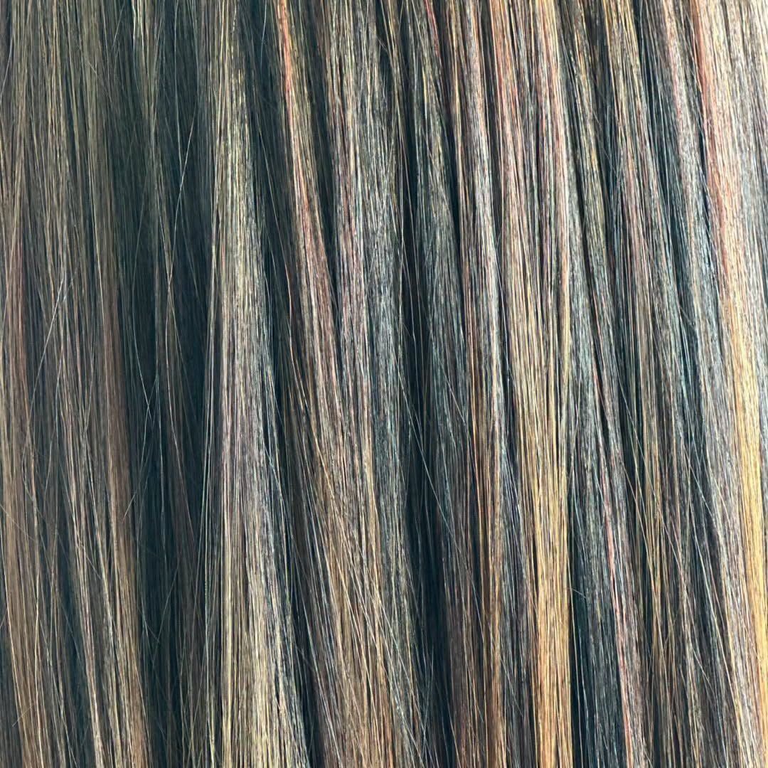 Mèches fines sur cheveux foncés, gros plan